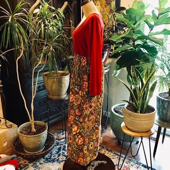 Authentic vintage 1970s maxi dress with rich floral tapestry-style skirt - Picture 5 of 8